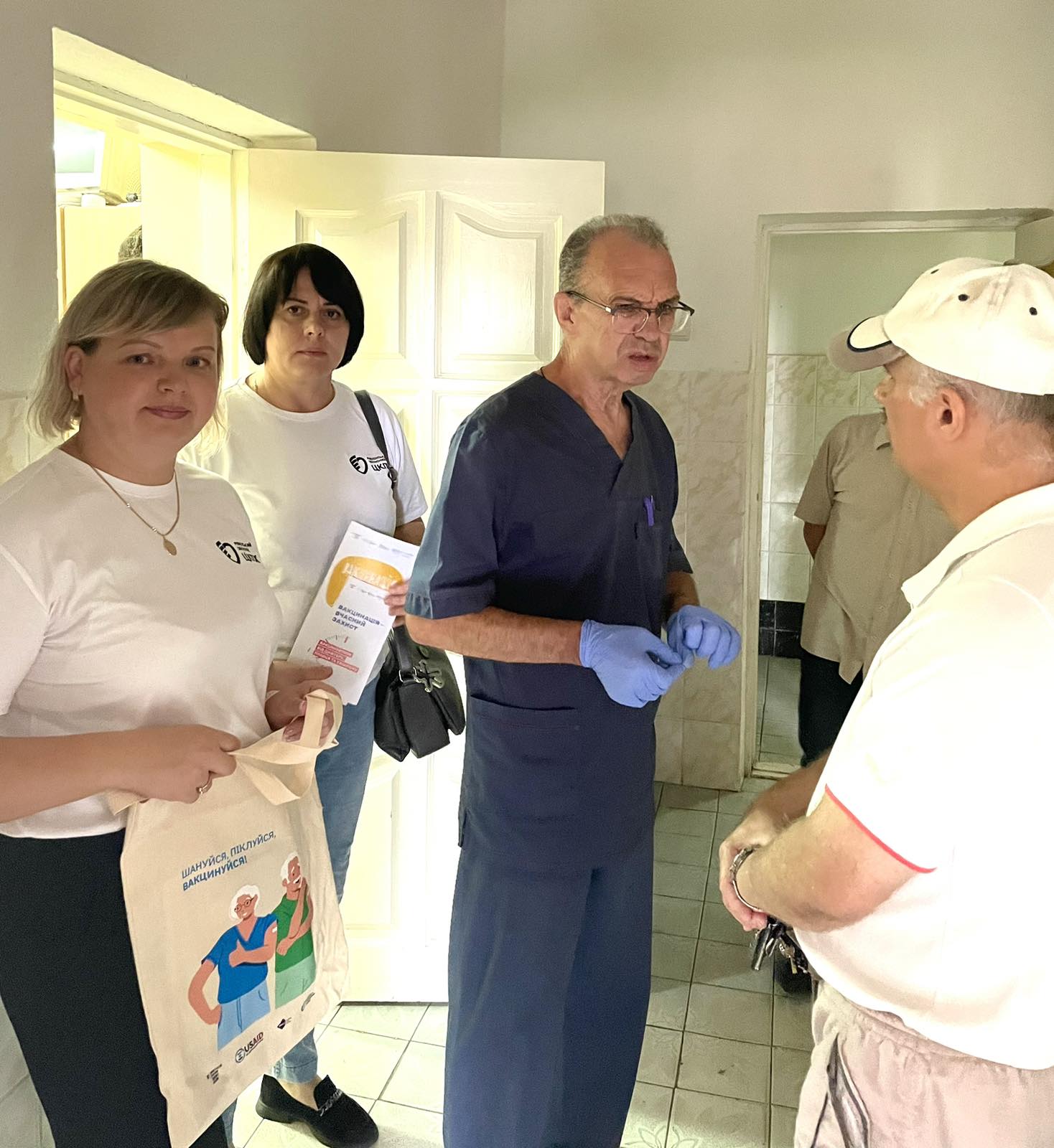 Медики Рівненщини вакцинують працівників підприємств прямо на робочому місці 0000