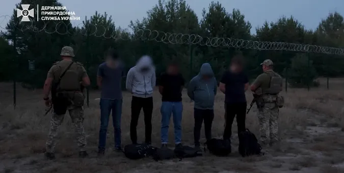 Прикордонники на Рівненщині затримали чоловіків, які намагалися потрапити до білорусі (ВІДЕО) 0000