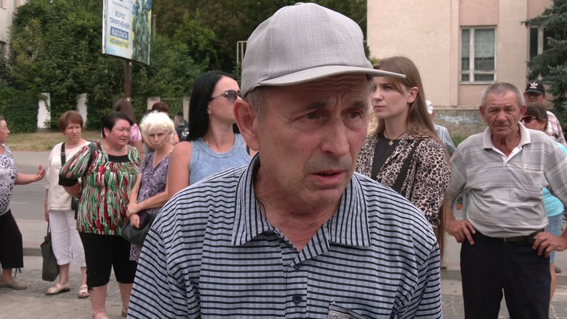 1 Жителі Острога вийшли на пікет, бо не задоволені поведінкою міського голови