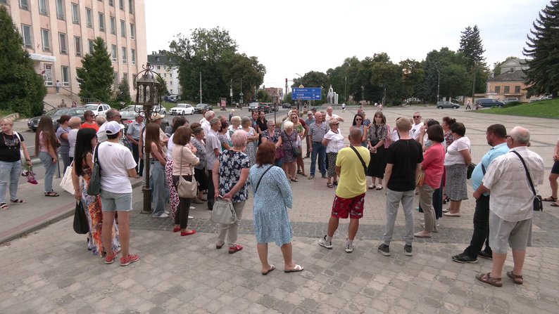 1 Жителі Острога вийшли на пікет, бо не задоволені поведінкою міського голови