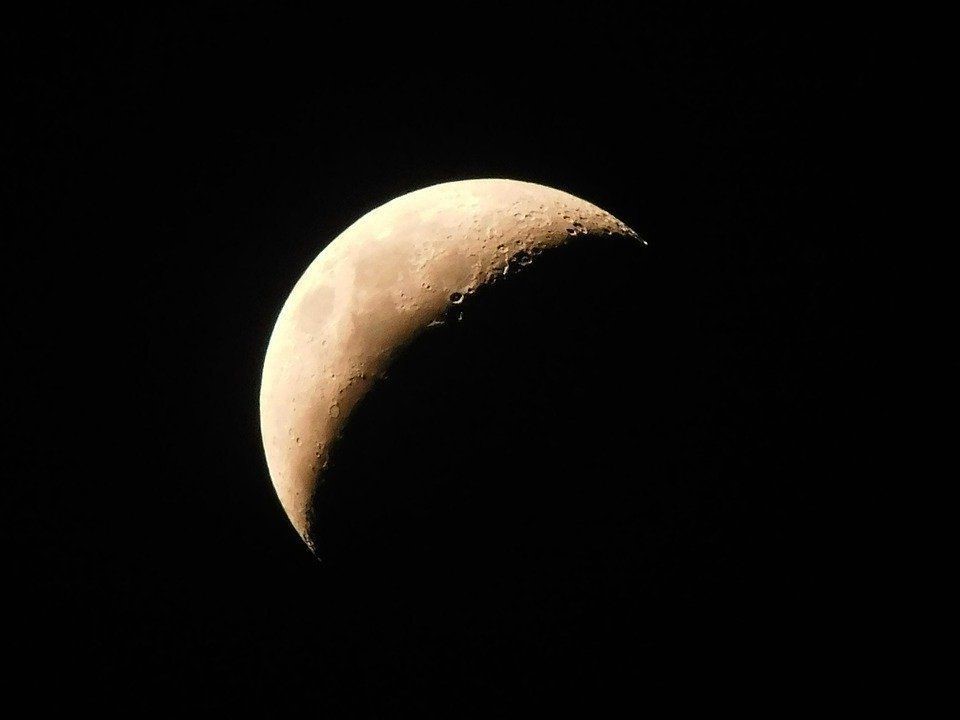 Спадаючий місяць: прощання з “токсичними” стосунками та очищення 0000