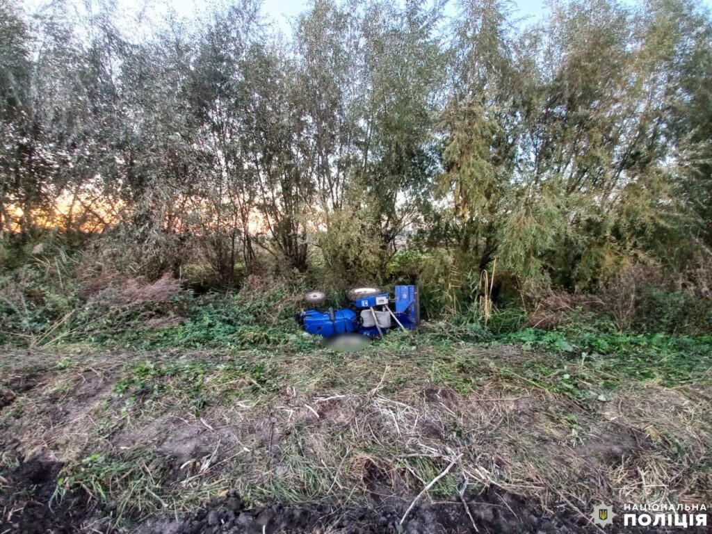 1 Неподалік Рівного перекинувся трактор: водій загинув на місці