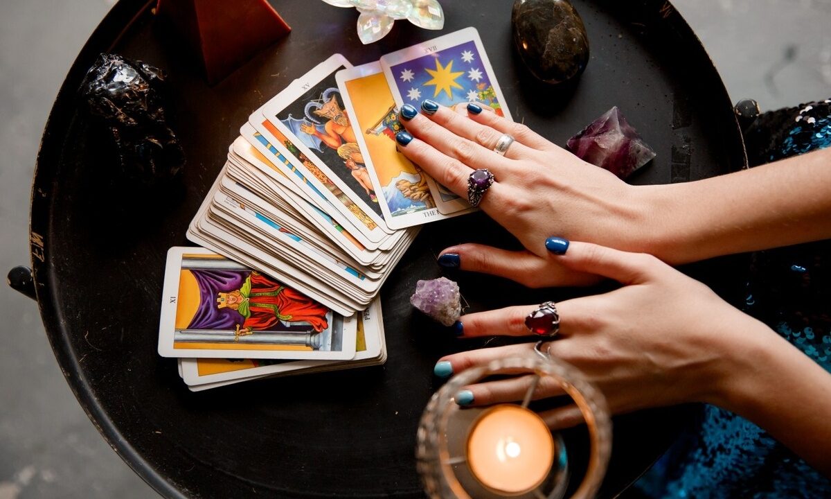 Карти Таро та інші пророцтва: як не зашкодити собі