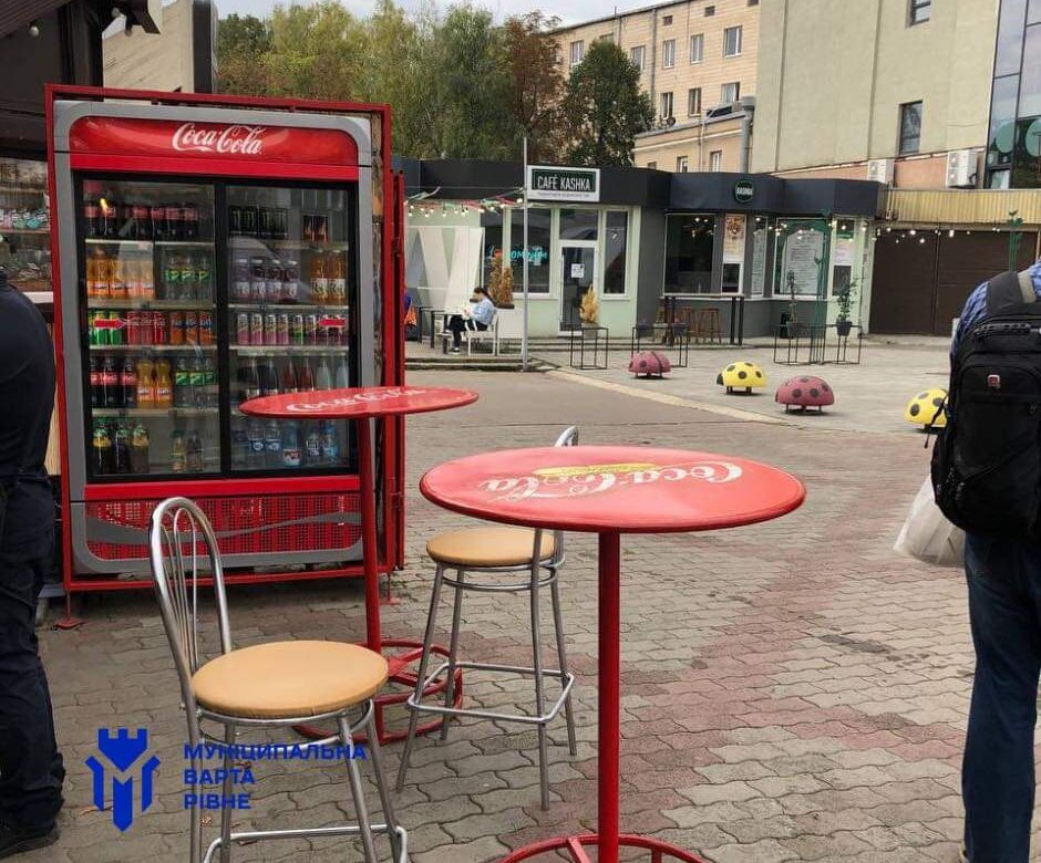 Рівнянин облаштував літній майданчик без дозволу в самому центрі міста (ФОТО)