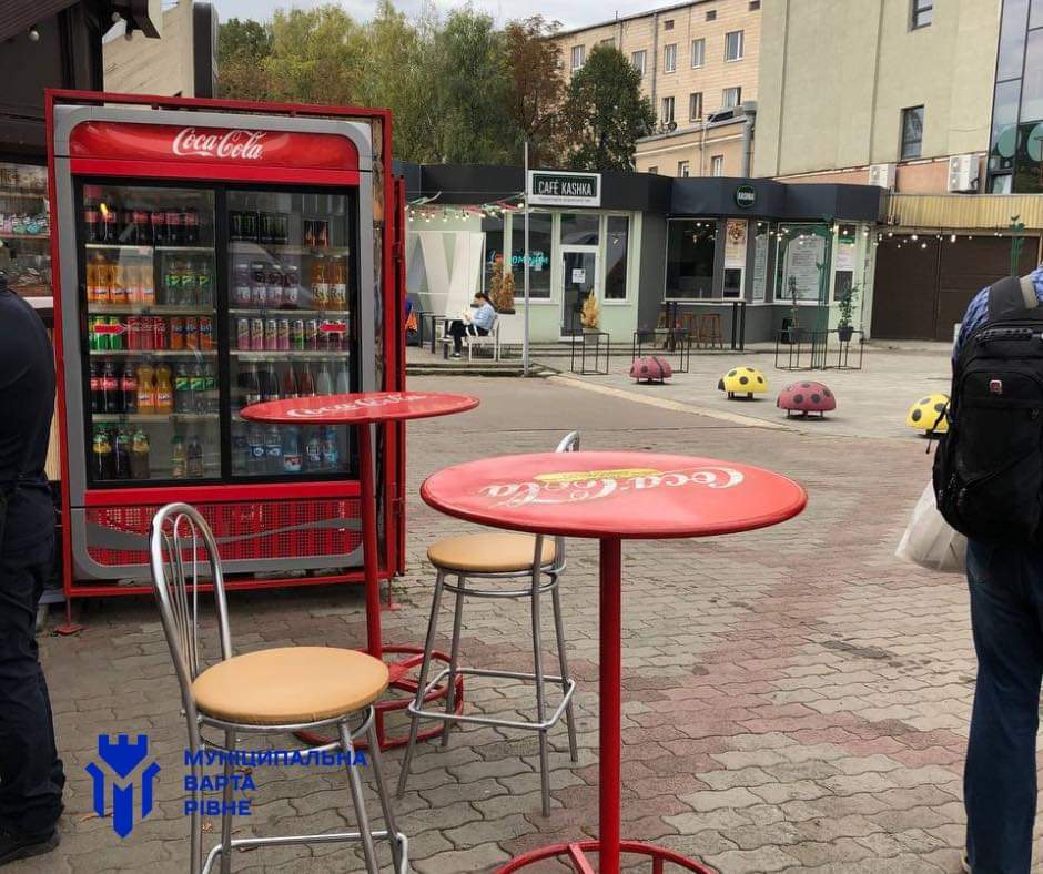 Рівнянин облаштував літній майданчик без дозволу в самому центрі міста (ФОТО) 0000