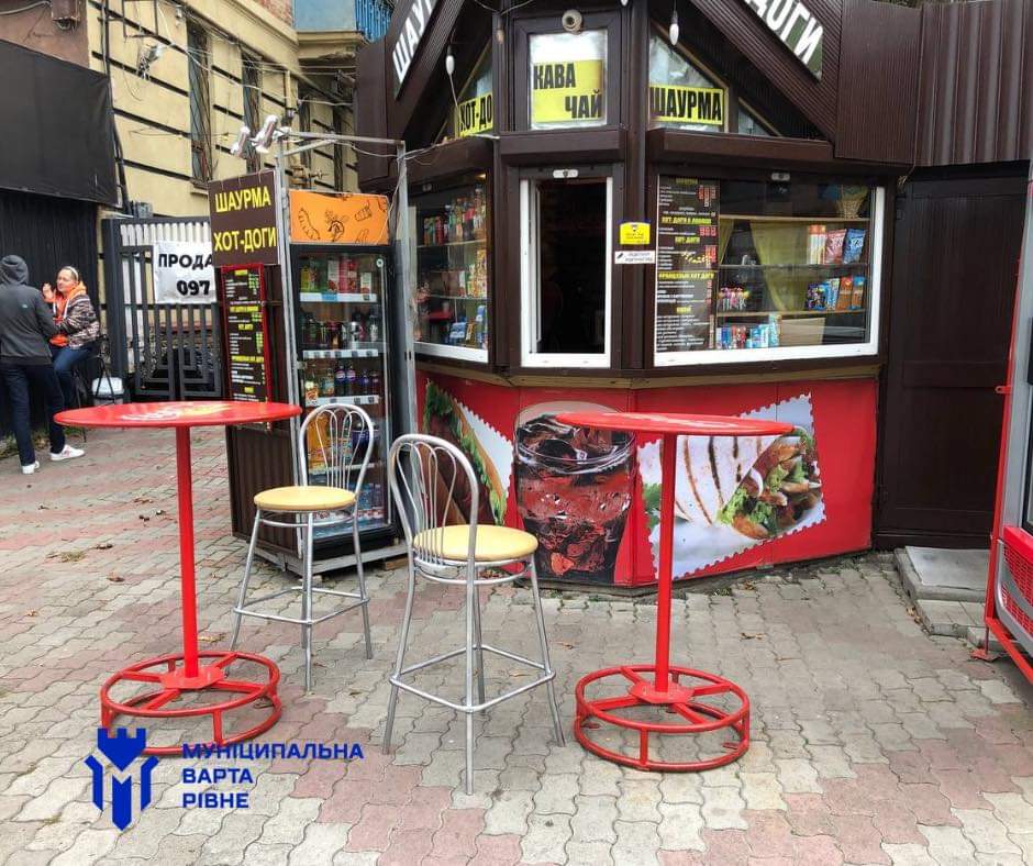 1 Рівнянин облаштував літній майданчик без дозволу в самому центрі міста (ФОТО)