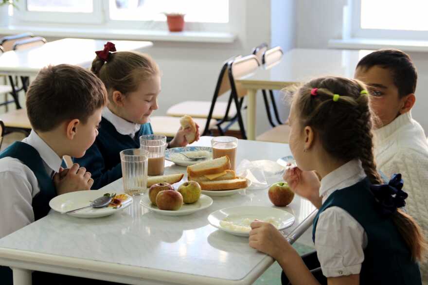 На Рівненщині учні молодших класів харчуватимуться безкоштовно