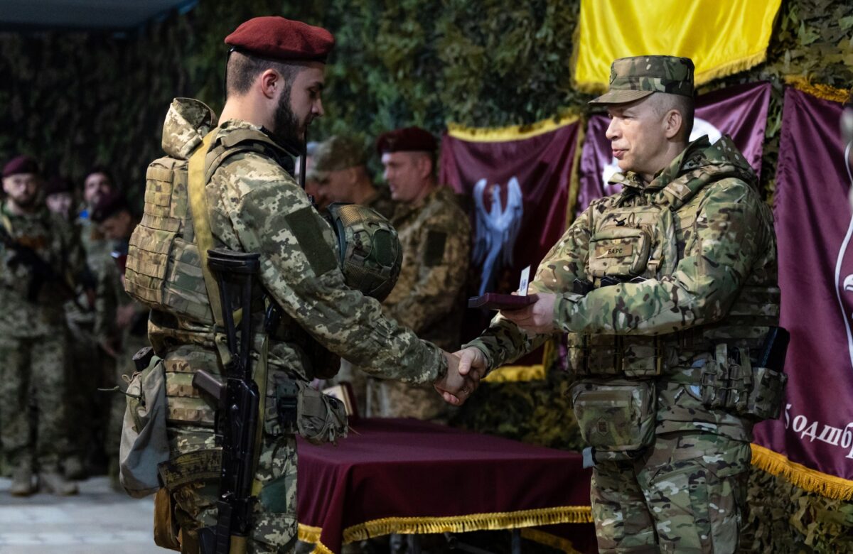 Головнокомандувач ЗСУ нагородив медаллю 21-річного військового з Рівненщини