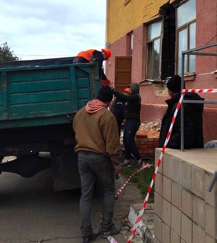 На ремонт стіни, що обвалилася у Гощанському ліцеї, потрібно кілька тижнів