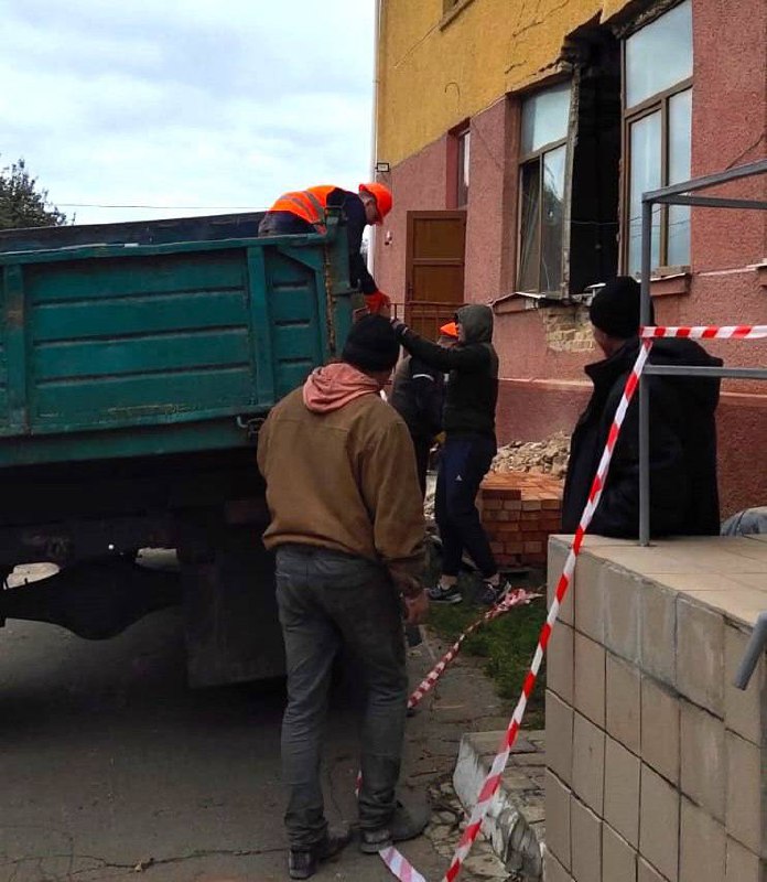 На ремонт стіни, що обвалилася у Гощанському ліцеї, потрібно кілька тижнів 0000