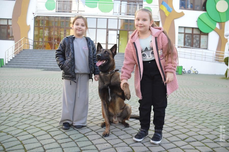 Рівненські кінологи разом з чотирилапими напарниками провели заняття для дошкільнят