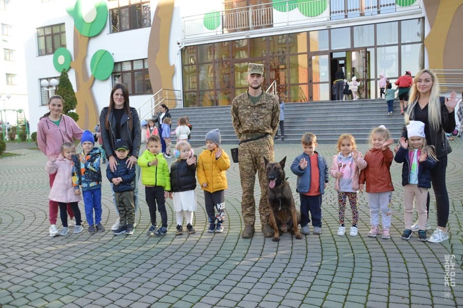 1 Рівненські кінологи разом з чотирилапими напарниками провели заняття для дошкільнят