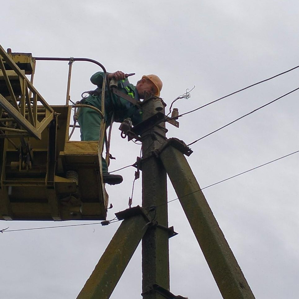 1 Енергетики Рівненщини впорядковують оселі лелек
