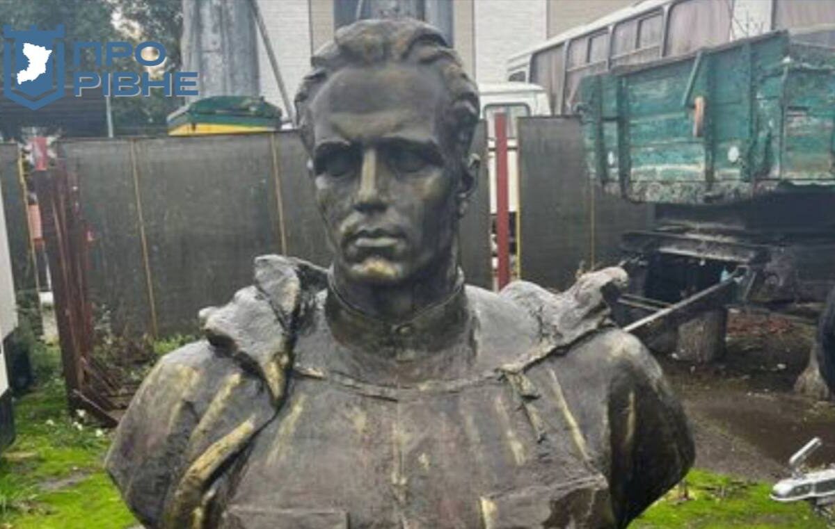 У Рівному чиновники з молотка продають погруддя Кузнецова