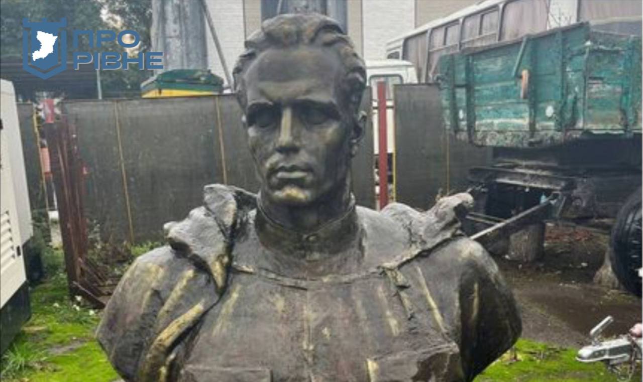 У Рівному чиновники з молотка продають погруддя Кузнецова 0000