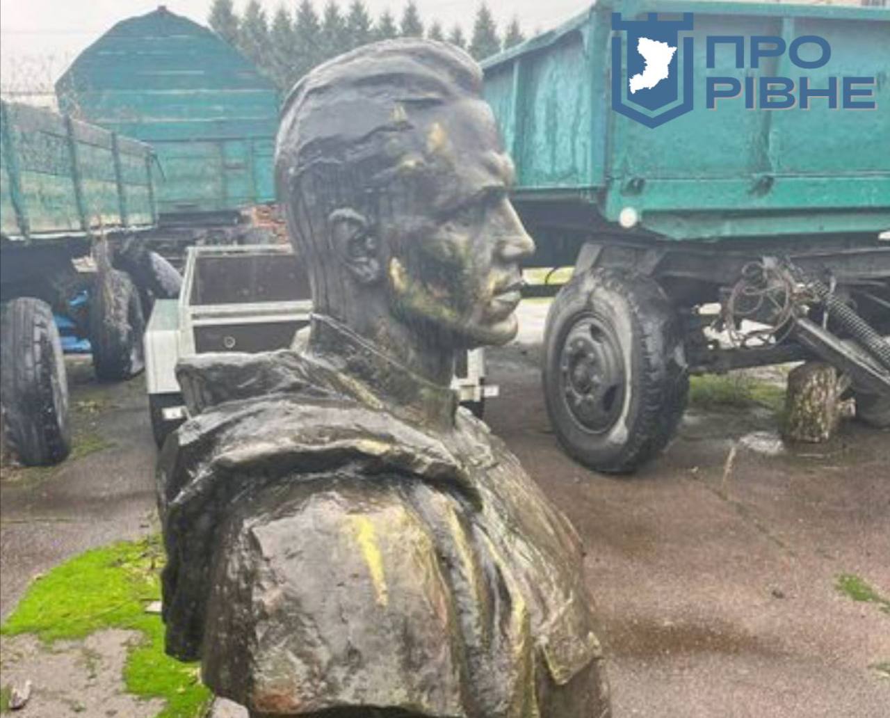 1 У Рівному чиновники з молотка продають погруддя Кузнецова