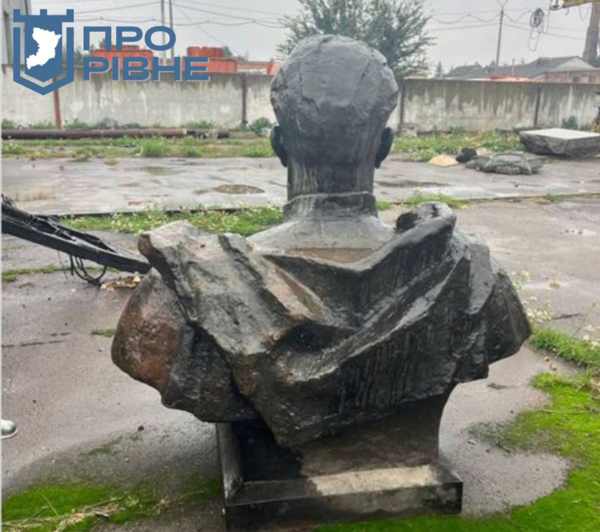 1 У Рівному чиновники з молотка продають погруддя Кузнецова