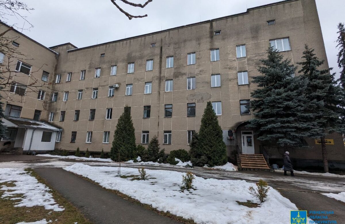 Керівника лікарні підозрюють у закупівлі поганих вікон в лікарню після обстрілів