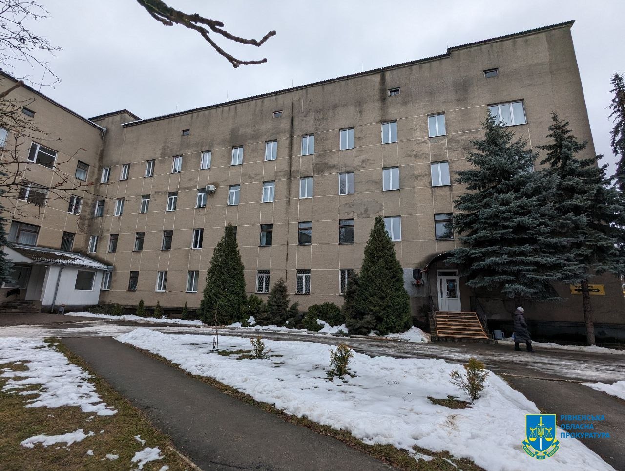 Керівника лікарні підозрюють у закупівлі поганих вікон в лікарню після обстрілів 0000