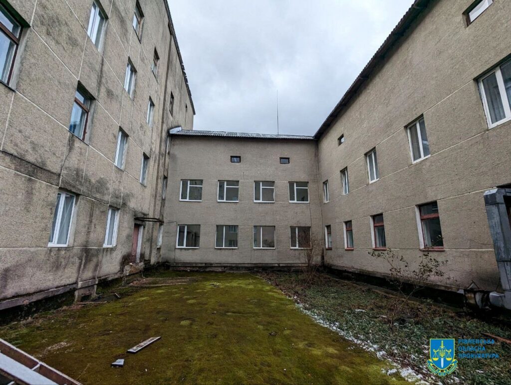 1 Керівника лікарні підозрюють у закупівлі поганих вікон в лікарню після обстрілів
