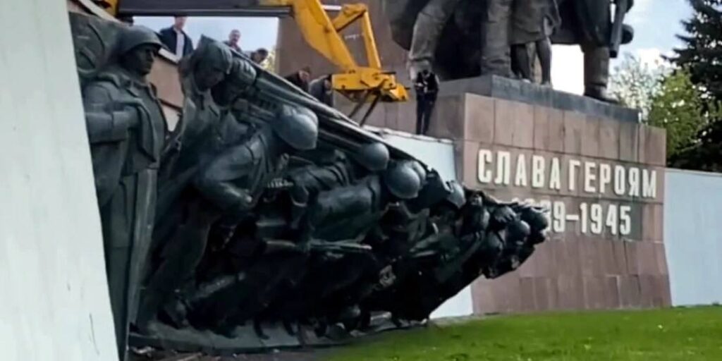 1 Майже 8 мільйонів гривень з продажу демонтованої радянської пам’ятки у Рівному підуть на допомогу ЗСУ
