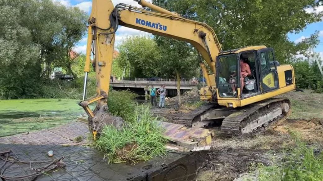 Для ЗСУ передали понтонний міст, що дістали з дна озера у Рівному (ВІДЕО) 0000
