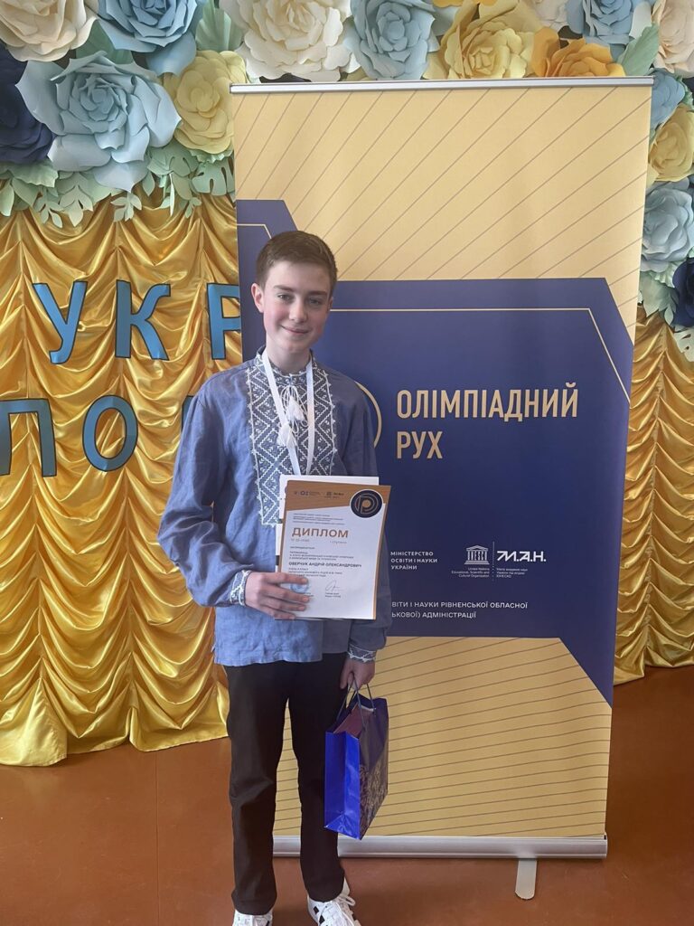 1 Двоє школярів з Рівненщини отримають по 20 тисяч гривень від Президента України