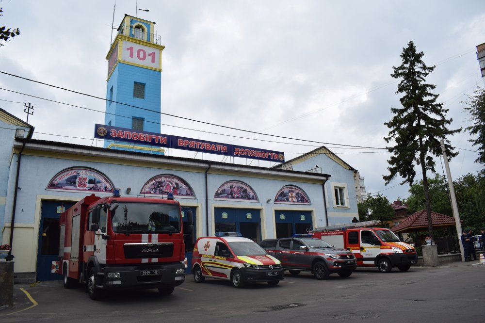 Рівненські рятувальники допомогли підняти важкохворого вагою більше 170 кг 0000