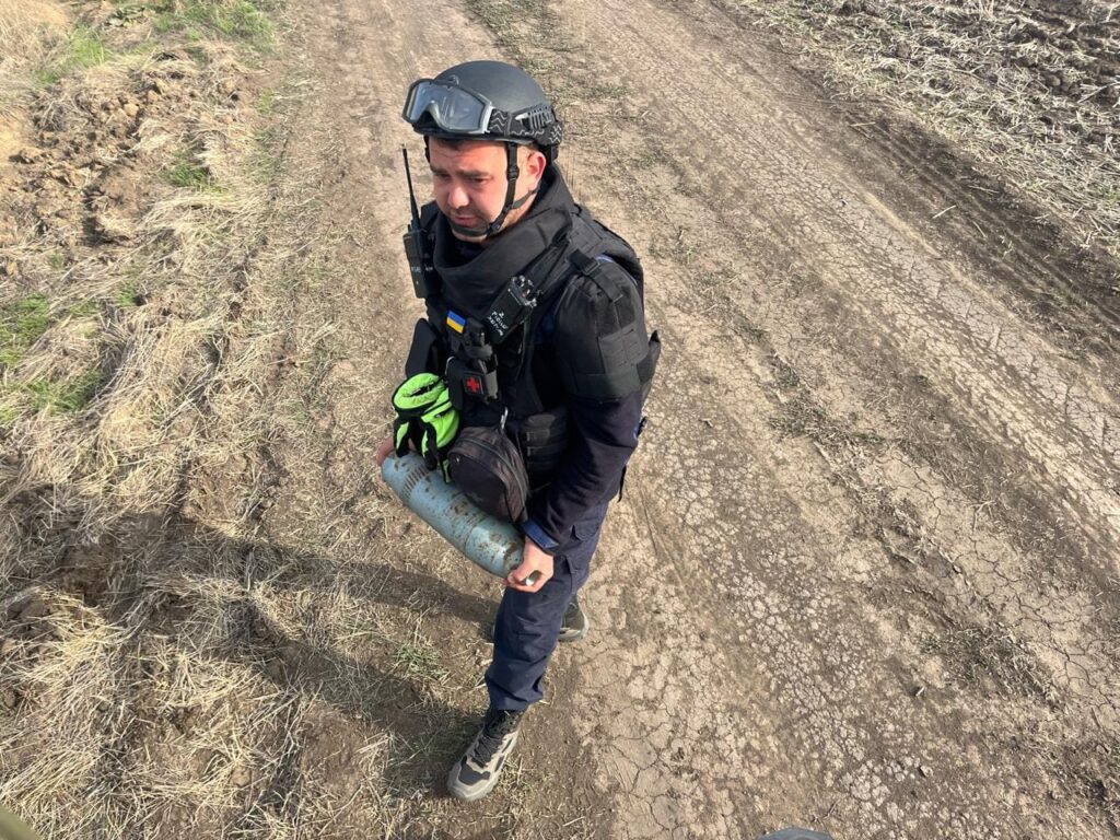 1 Сапери Рівненщини продовжують розміновувати Україну (ФОТО)