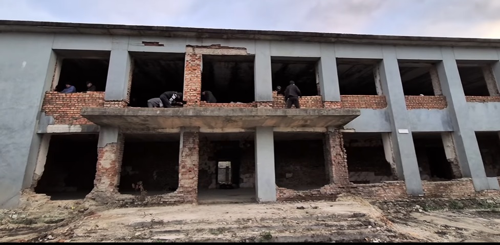 В громаді на Рівненщині люди об’єднались, аби привести до ладу розграбований завод (+ВІДЕО)