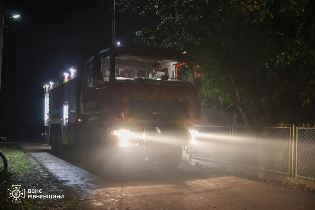 1 Біля Рівного автівка згоріла разом із гаражем (ФОТО, ВІДЕО)