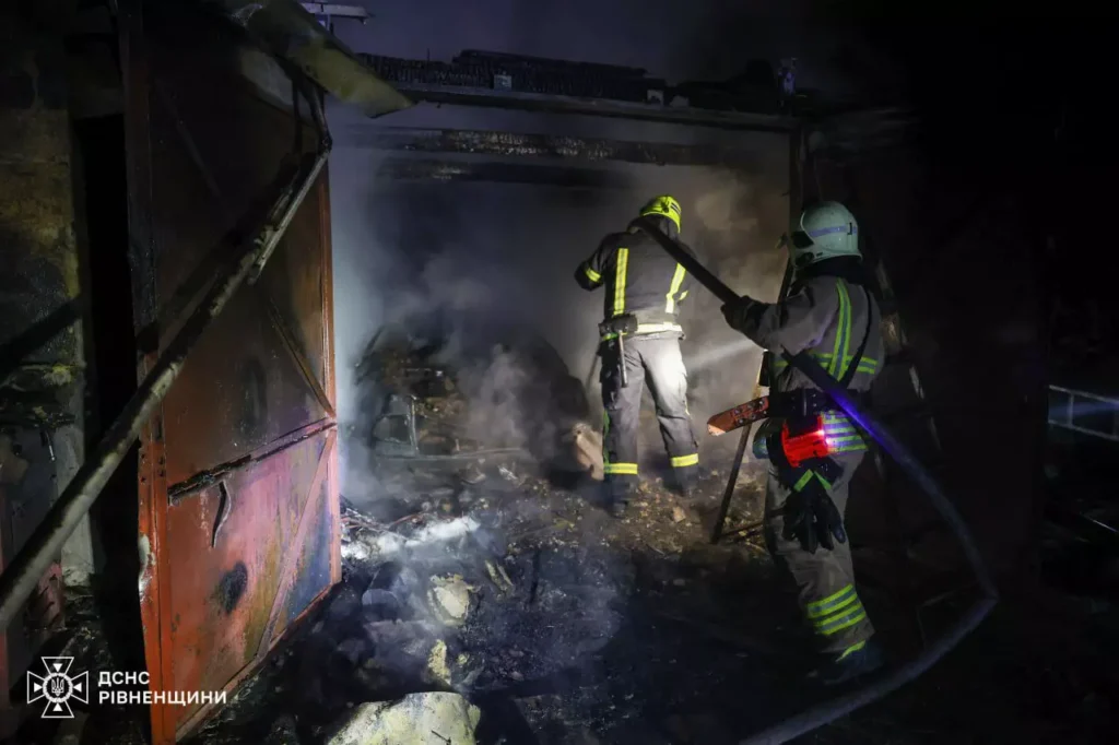 1 Біля Рівного автівка згоріла разом із гаражем (ФОТО, ВІДЕО)