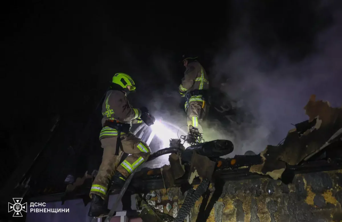 Біля Рівного автівка згоріла разом із гаражем (ФОТО, ВІДЕО)