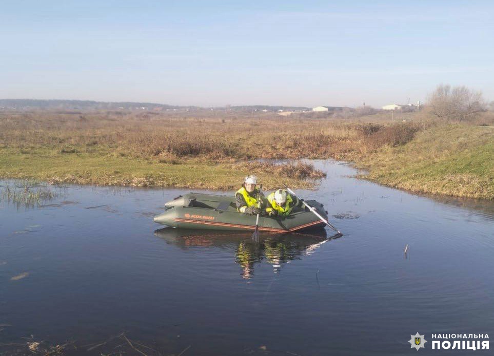 1 На Рівненщині в автівці що злетіла у річку загинув чоловік: водію вибратися вдалося