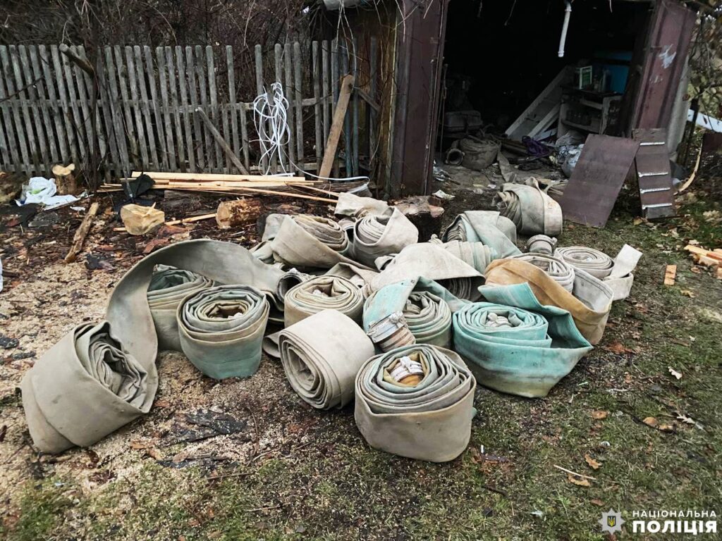 1 5 кг бурштину, пістолет, ножі та наркотики: в Рівненській області викрили трьох чоловіків