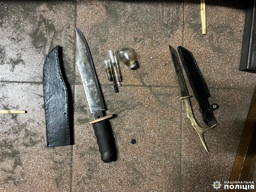 1 5 кг бурштину, пістолет, ножі та наркотики: в Рівненській області викрили трьох чоловіків