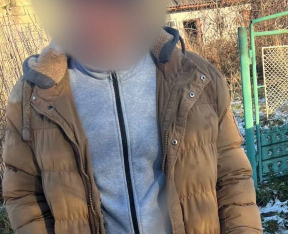 Керував під наркотиками та перелазив на задні сидіння: на Рівненщині патрульні зупинили авто