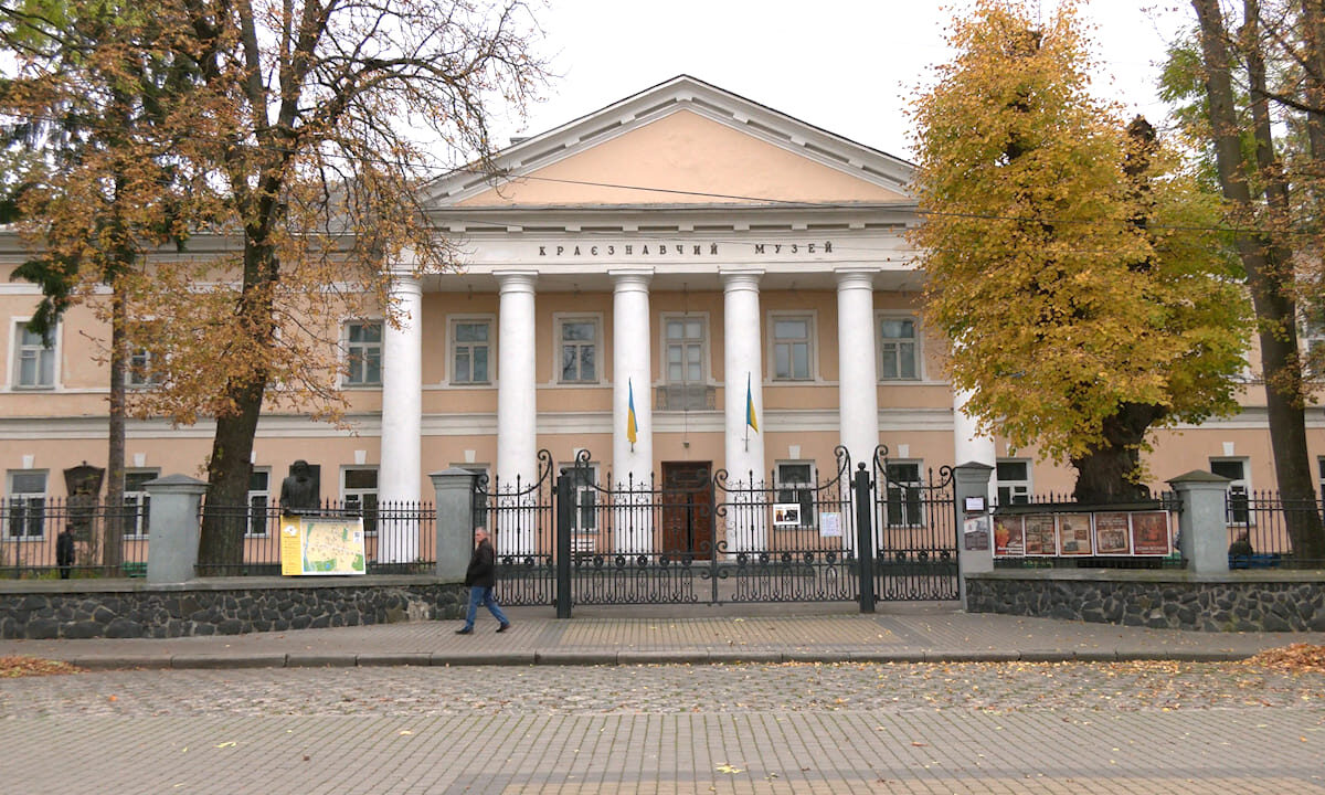 Суд визнав незаконними дії колишнього директора Рівненського обласного краєзнавчого музею