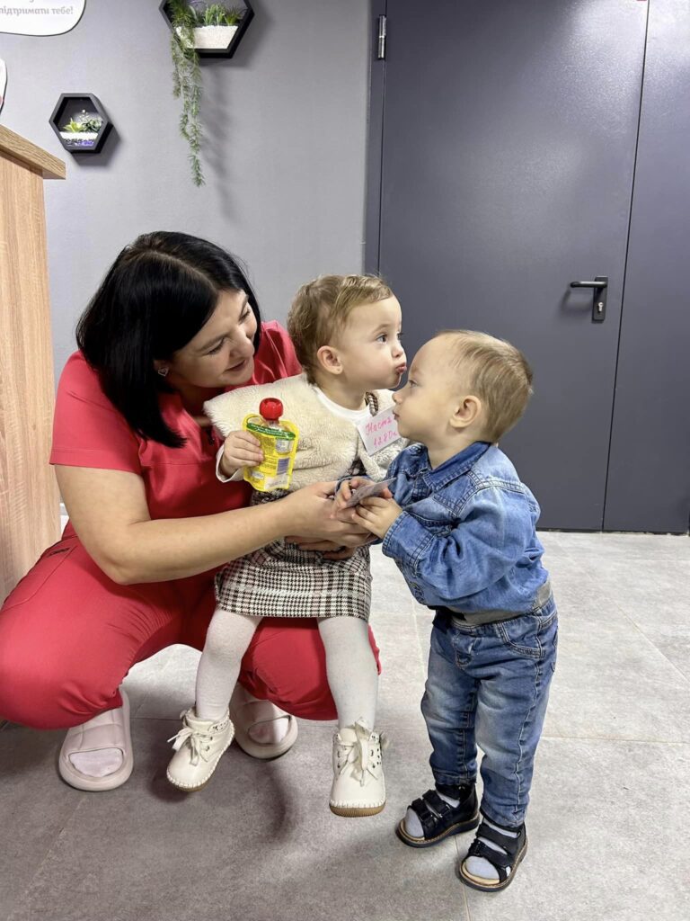 1 Неонатологи Рівненщини виходили дівчинку з вагою майже пів кілограма: зараз вона ходить до школи