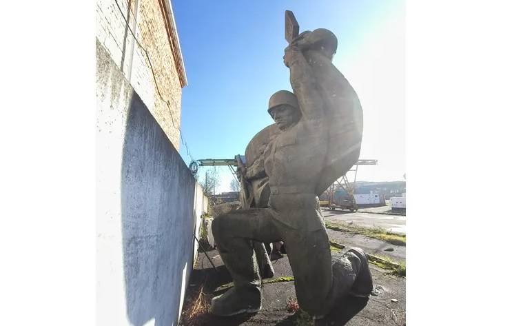 У Рівному з молотка продають пам’ятник невідомому солдату