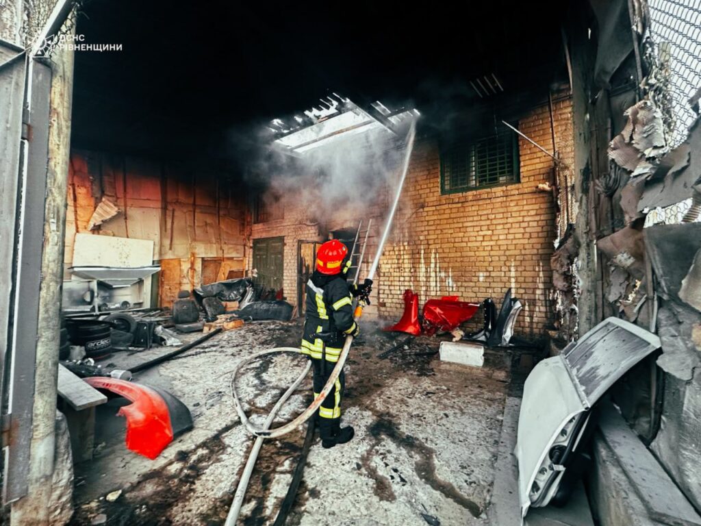 1 Три відділення рятувальників гасили пожежу на складах у Рівному