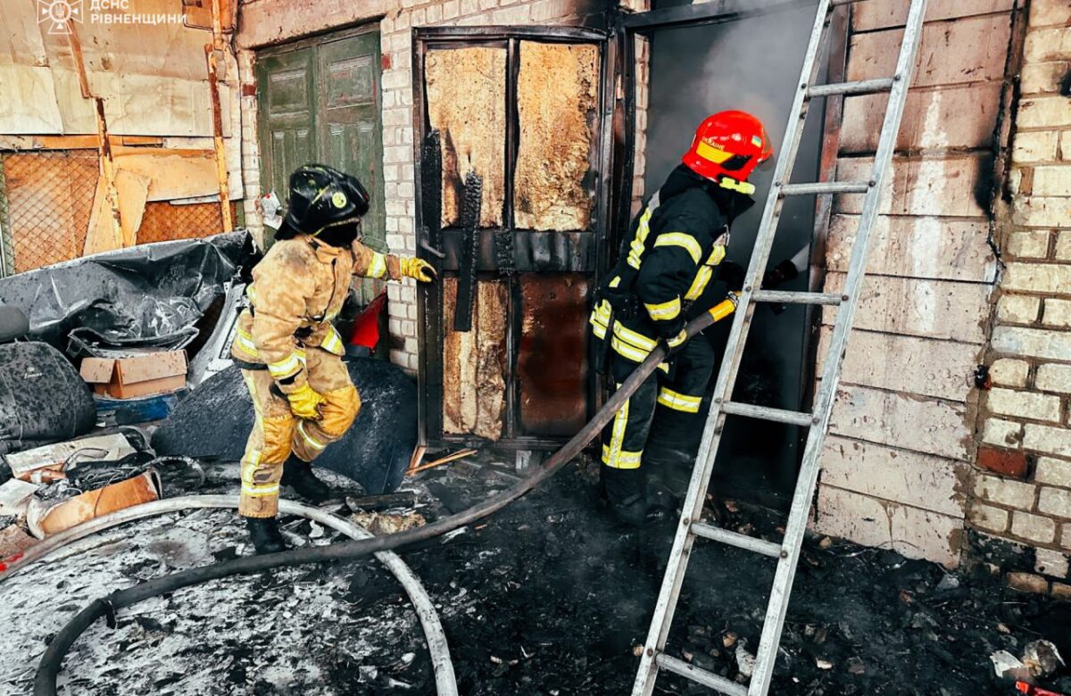 Три відділення рятувальників гасили пожежу на складах у Рівному