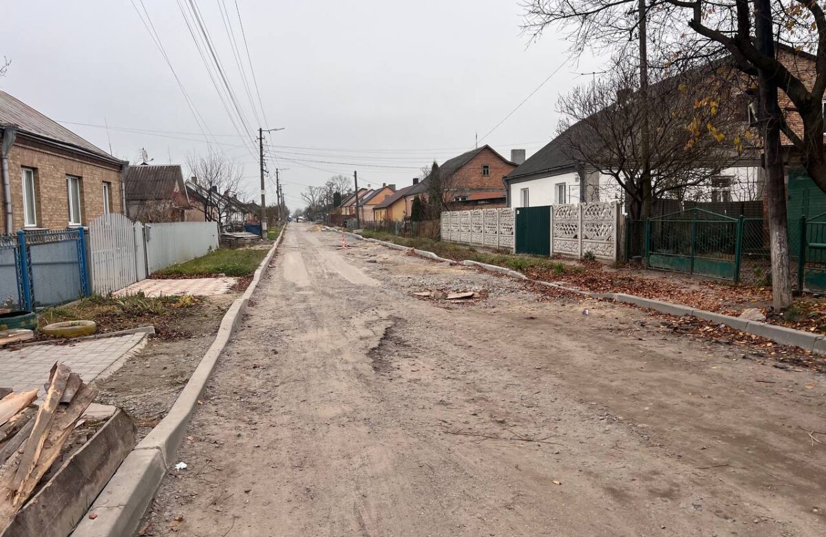 На Рівненщині жінка впала у відкритий каналізаційний люк, бо він був прикритий картоном