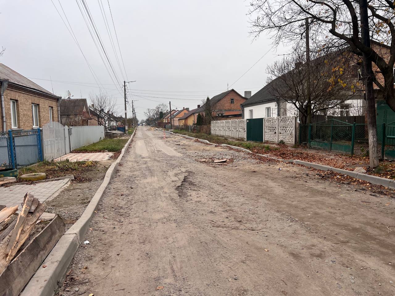 На Рівненщині жінка впала у відкритий каналізаційний люк, бо він був прикритий картоном 0000