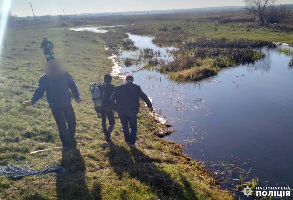 На Рівненщині в автівці що злетіла у річку загинув чоловік: водію вибратися вдалося 0000