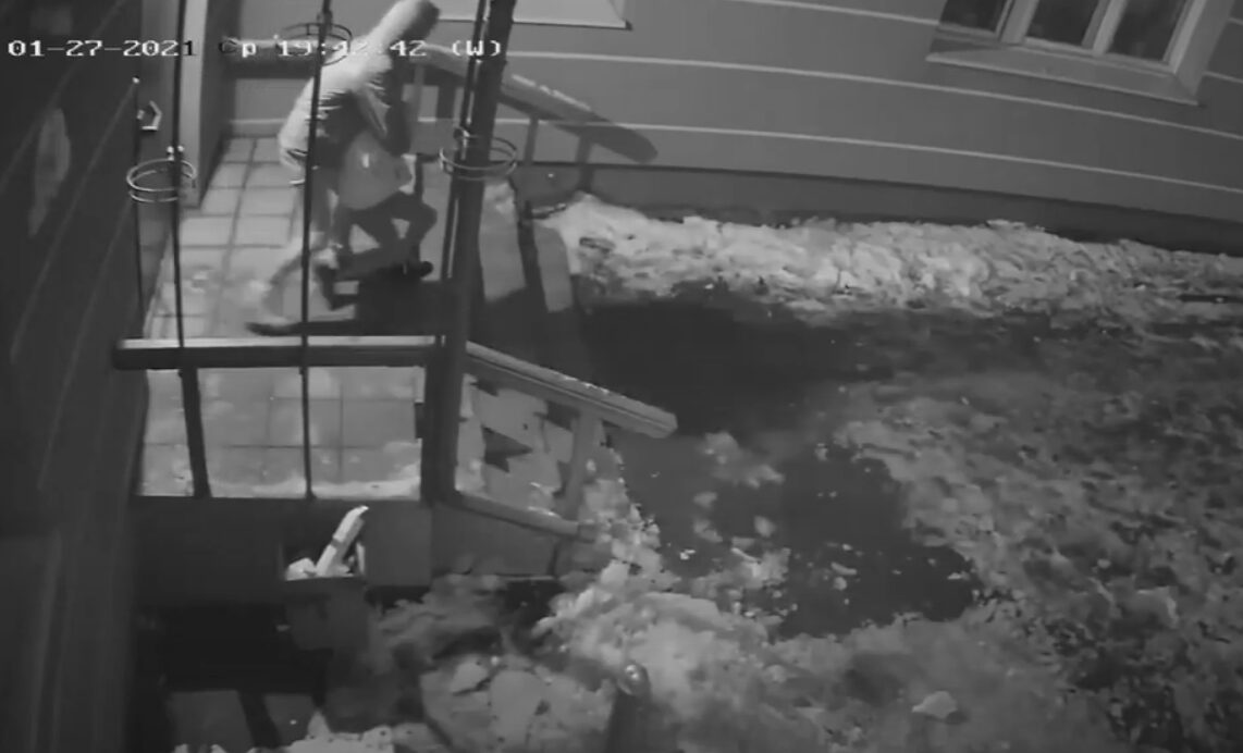 Рівненський суд покарав жінку яка пограбувала дитину і потрапила на відео