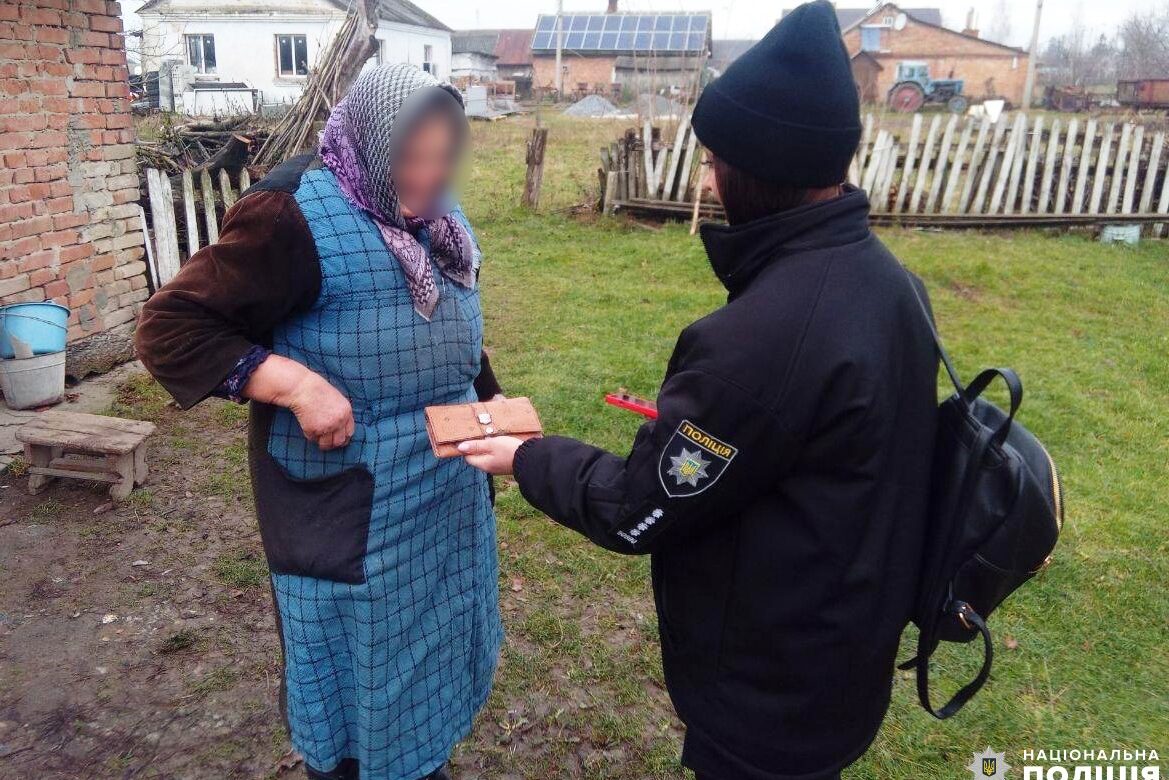 Пенсіонерка на Рівненщині отримала свій гаманець від поліцейських