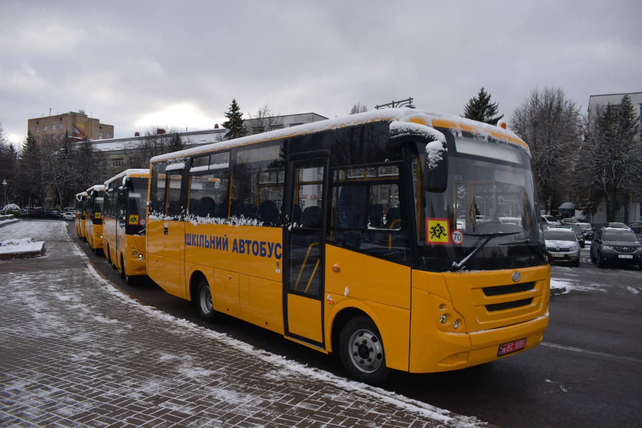 В громади Рівненщини поїхали ще чотири нові шкільні автобуси: куди саме 0000