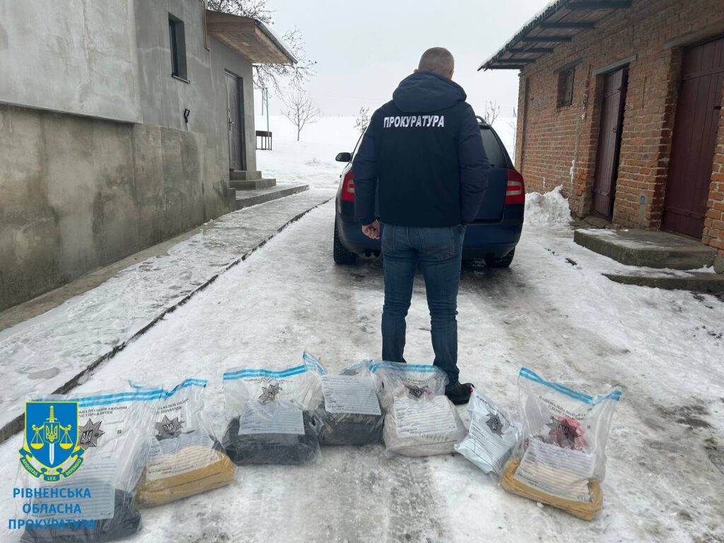 1 Депутат однієї з громад на Рівненщині організував «чорний» бізнес: вилучили 100 кг бурштину