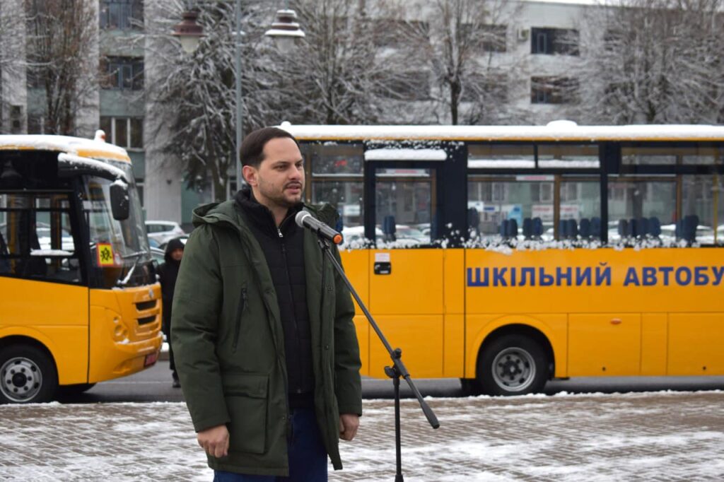 1 В громади Рівненщини поїхали ще чотири нові шкільні автобуси: куди саме